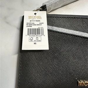 Michael Kors NWT Jet Set Travel Medium Slim Crossover Wristlet Signature MK